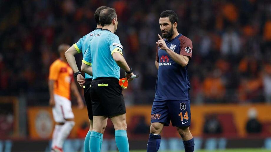 Arda Turan multado em 370 mil euros pelo Basaksehir