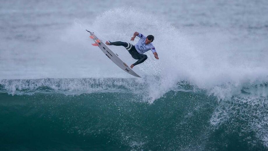Julian Wilson 'não larga' Medina e apura-se para os quartos de final em Peniche