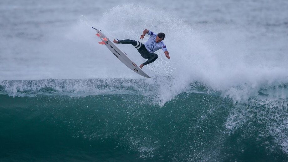 Julian Wilson cai nos 'quartos' e abre as portas do título a Gabriel Medina