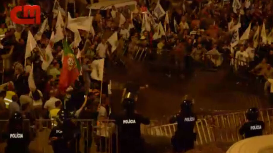 Polícias em protesto levantam barreiras no Parlamento