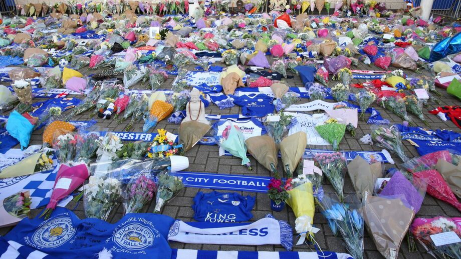 «Nunca vi um homem como tu»: jogadores do Leicester devastados com morte do dono do clube