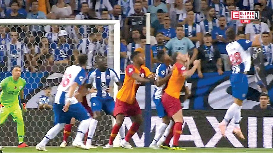 17' - (CERTO) apertado. Militão, entre os centrais turcos, sofreu ligeira pressão nas costas sem, contudo, justificar a queda aparatosa e o penálti