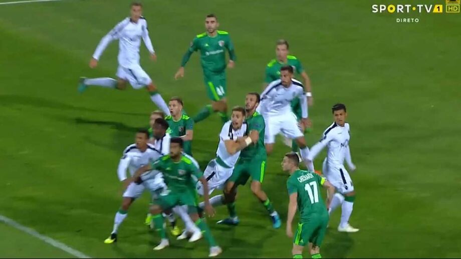60' - (ERRADO) Faltou VAR. Sharpar agarra Coates dentro da área, num lance de penálti. Se houvesse VAR, possivelmente teria sido assinalado