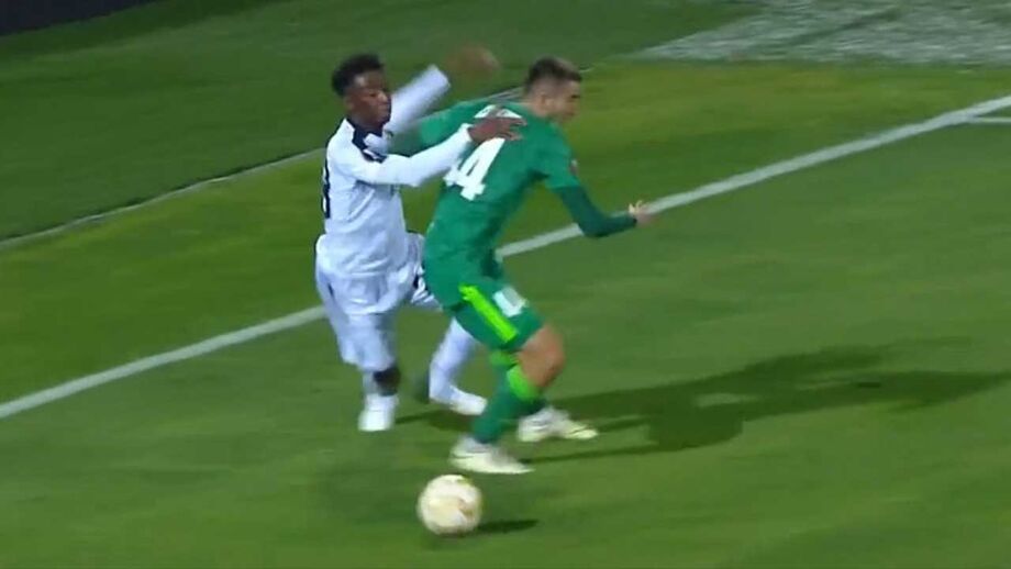 44' - (ERRADO) Falta. Kallku, com o braço esquerdo, impede Diaby de continuar a correr para a área. Livre por assinalar e amarelo por exibir
