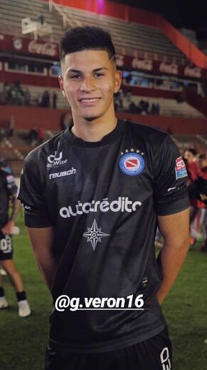 Gastón Verón (Argentinos Juniors) - avaçando, nasceu a 23 de abril de 2001