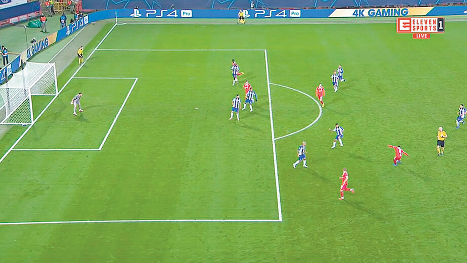 55' - (ERRADO) EM Linha. Lance muito difícil para o assistente, mas Eder parece em linha no momento do remate de Manuel Fernandes