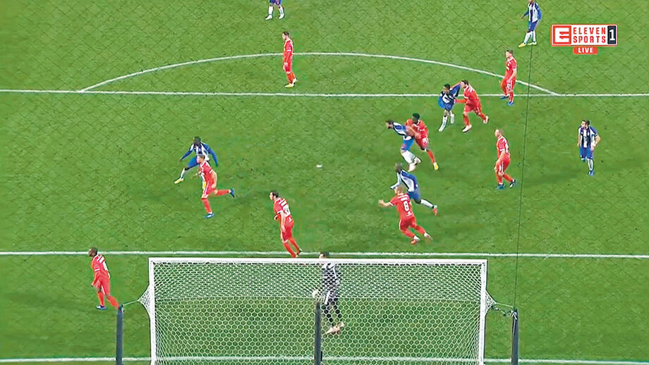 25' - (CERTO) Agarrão. Eder agarra a camisola de Felipe quando este se prepara para atacar a bola. Perto dali, também Militão é agarrado. Penálti claro