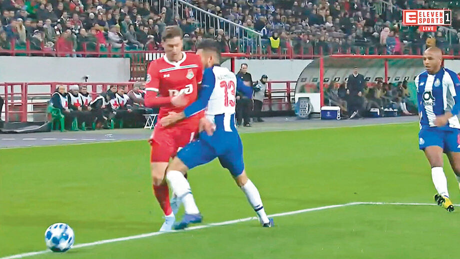 9' - (CERTO) DENTRO. Alex Telles, com a coxa, impede a passagem de Aleksei Miranchuk, derrubando-o já dentro da área do FC Porto. Penálti claro