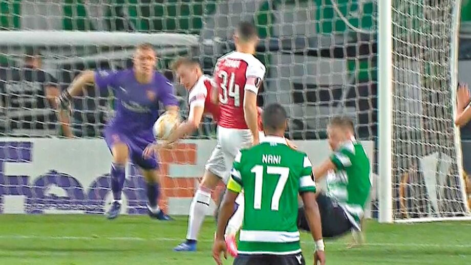 52' - (CERTO) Sem falta. Coates pediu penálti por mão de Holding. Ela existe, de facto, mas sem qualquer intenção. O jogador do Arsenal não vê a bola