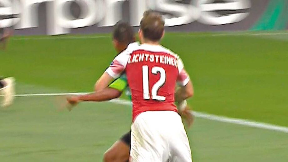38' - (ERRADO) Penálti? Lichtsteiner agarra Nani... estilo abraço, parecendo impedir o português de chegar à bola. Difícil, mas já se viram penáltis por menos