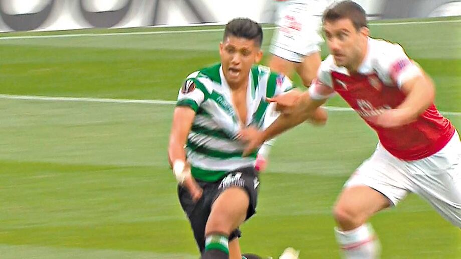 32' - (ERRADO) Vermelho. Sokratis tem mau gesto técnico, deixa passar a bola e agarra ostensivamente Montero. Cartão vermelho por mostrar ao central