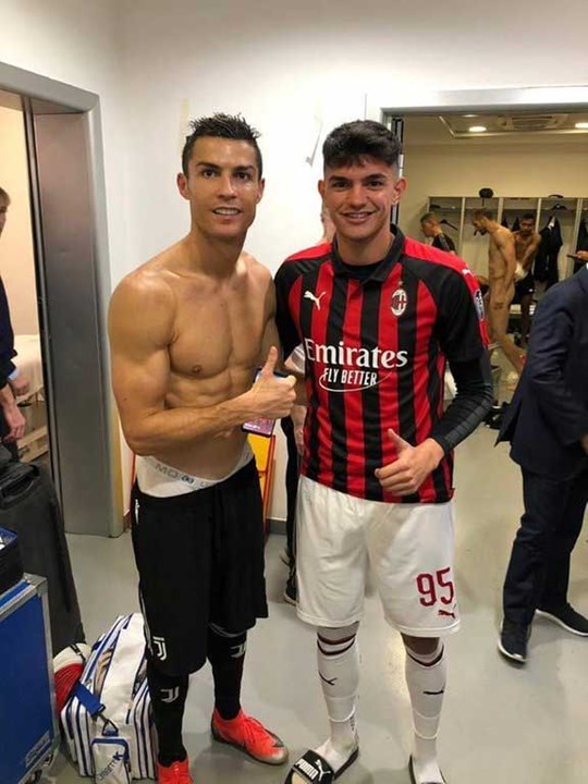 Jogador Do Milan Tirou Foto Cristiano Ronaldo E Chiellini