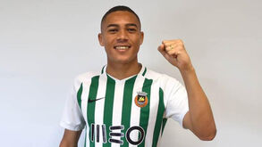 Carlos Vinícius surpreendido