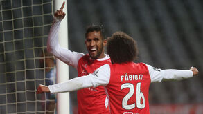 Minhotos vencem e continuam colados ao FC Porto na liderança