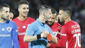 Jogador do Santa Clara apanha dois jogos por dizer ao árbitro 