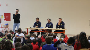 Jogadores em ação de solidariedade social