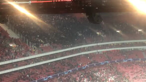 Adeptos do Ajax alvo de carga policial no interior da Luz