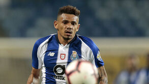 Soares provoca dilema tático