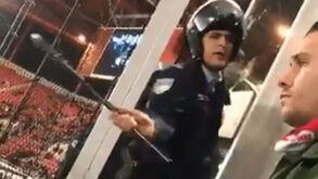 Vídeo mostra polícia a agredir adepto holandês na Luz