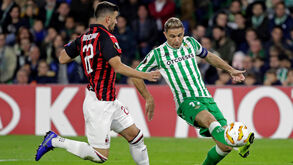 Betis empata com Milan e segue na liderança do Grupo F