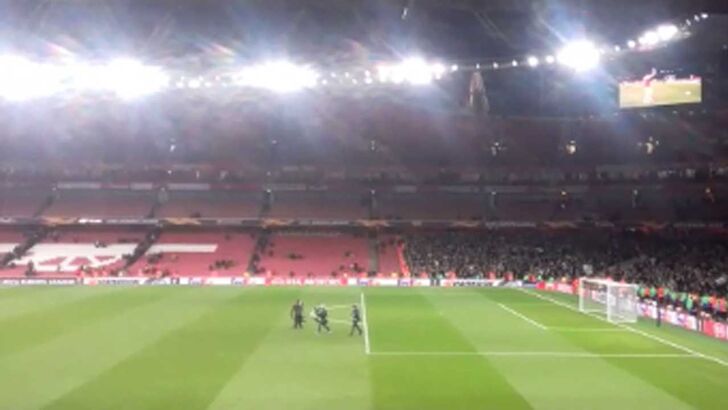 Tiago Fernandes despediu-se dos adeptos no relvado do Emirates Stadium e foi ovacionado