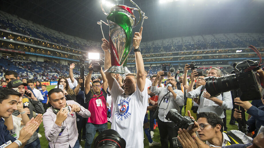 México: Lá vai outra taça parar à Caixinha