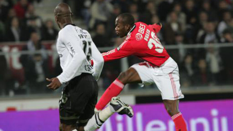 Suazo arrisca a vida na letra de Aimar