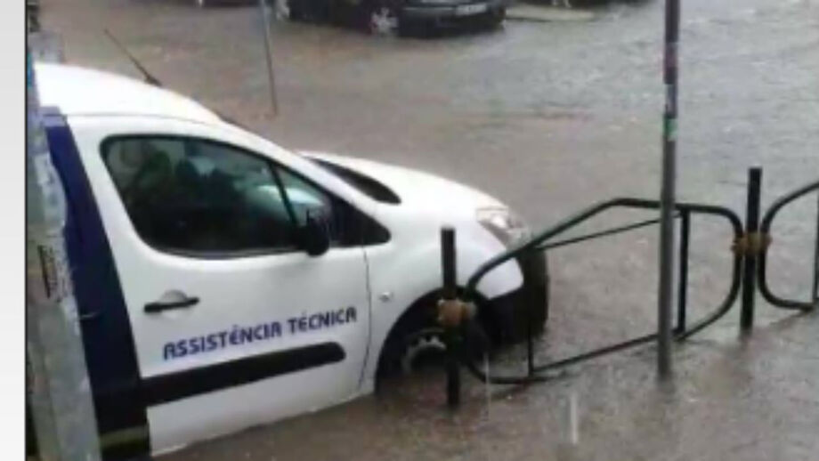 Ruas em Massamá parecem rios este domingo