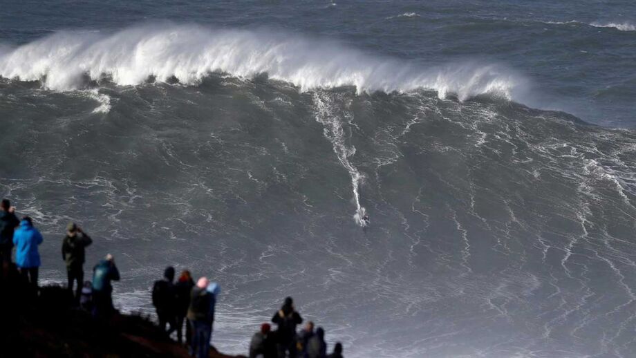 Prova da Nazaré do circuito mundial de ondas gigantes disputada na sexta-feira