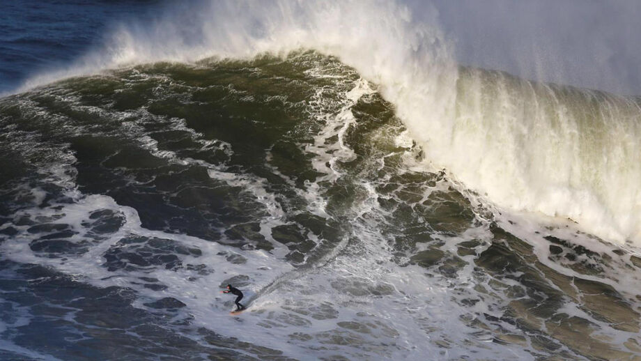 Sul-africano Grant Baker vence campeonato de ondas gigantes na Nazaré