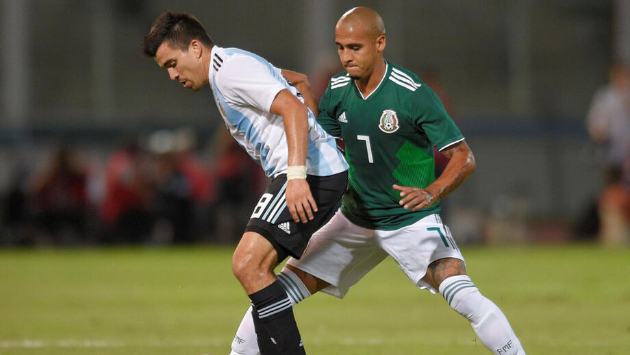 Acuña titular na vitória da Argentina
