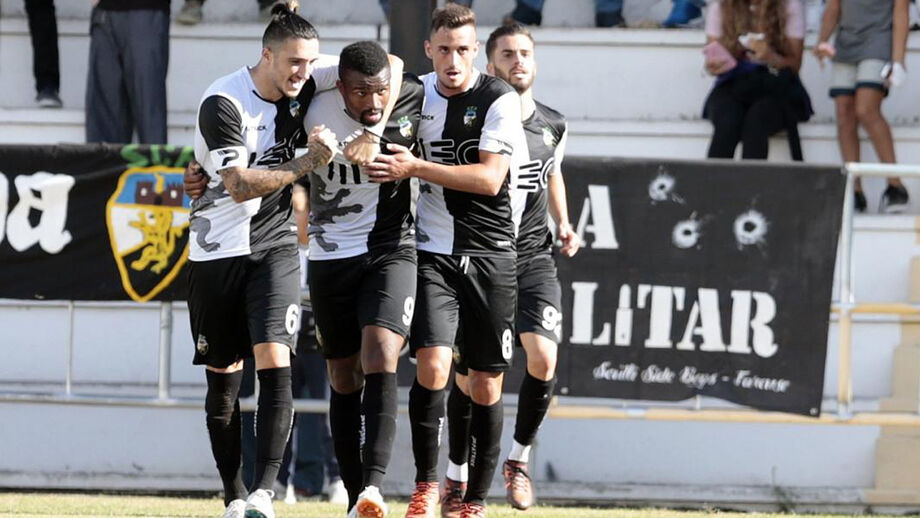 Farense vence Louletano com André Geraldes a assistir na bancada