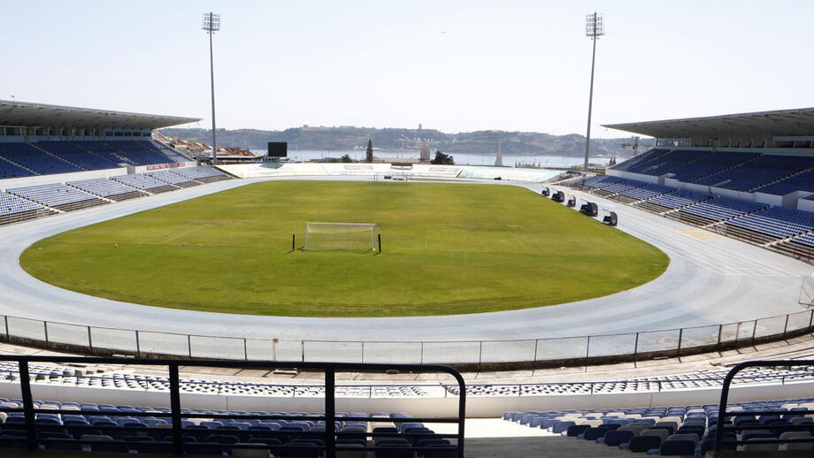 Falar em troféus pode custar mil euros por dia ao clube