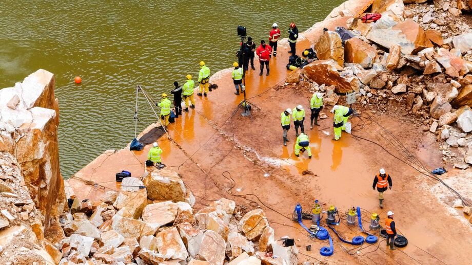 Mergulhadores retirados de pedreira de Borba por risco de nova derrocada