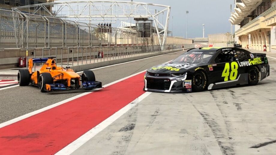 Depois da despedida da F1, Alonso foi ao Bahrein andar no NASCAR de Jimmie Johnson