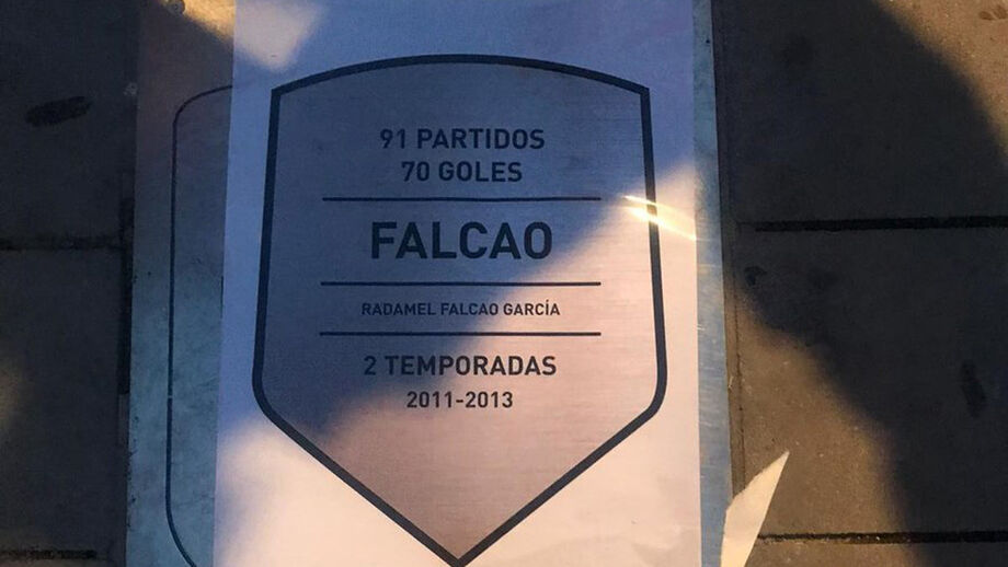 Adeptos do Atlético Madrid 'substituem' placa de Hugo Sánchez por uma de Falcão