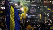 O Boca é conhecido pelo clube do povo e a verdade é que multidão não faltou (e em festa) na partida da equipa para o aeroporto. Já na saída do River houve grande segurança e poucos adeptos