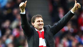 Ex-capitão do Arsenal Tony Adams nomeado presidente da liga inglesa de râguebi