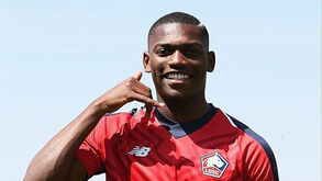 Rafael Leão marca e José Fonte é expulso na vitória do Lille