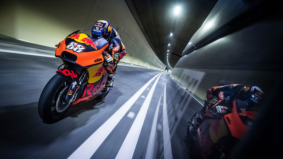 Miguel Oliveira inaugura túnel na Áustria