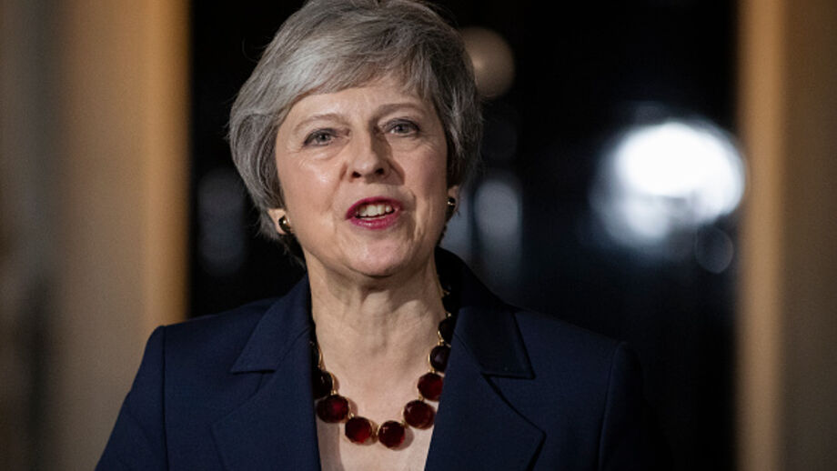Theresa May vence moção de censura dos conservadores