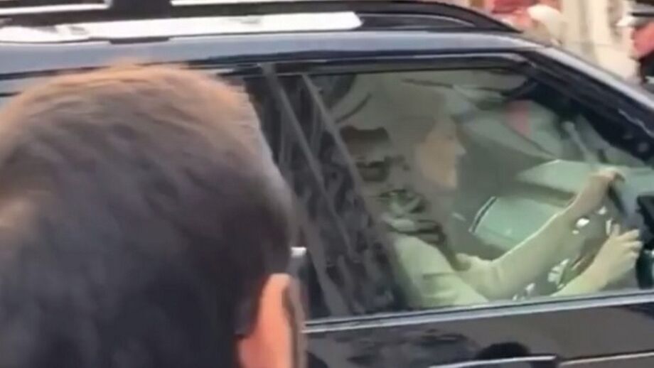 Kate Middleton chega ao Palácio de Buckingham ao volante de um Land Rover Discovery
