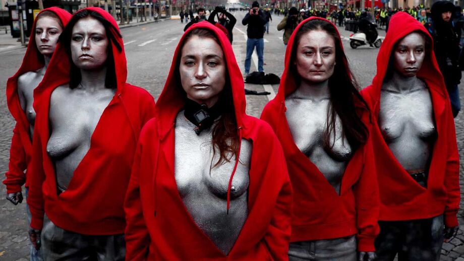 Mulheres seminuas marcam mais um dia de protesto dos coletes amarelos em Paris