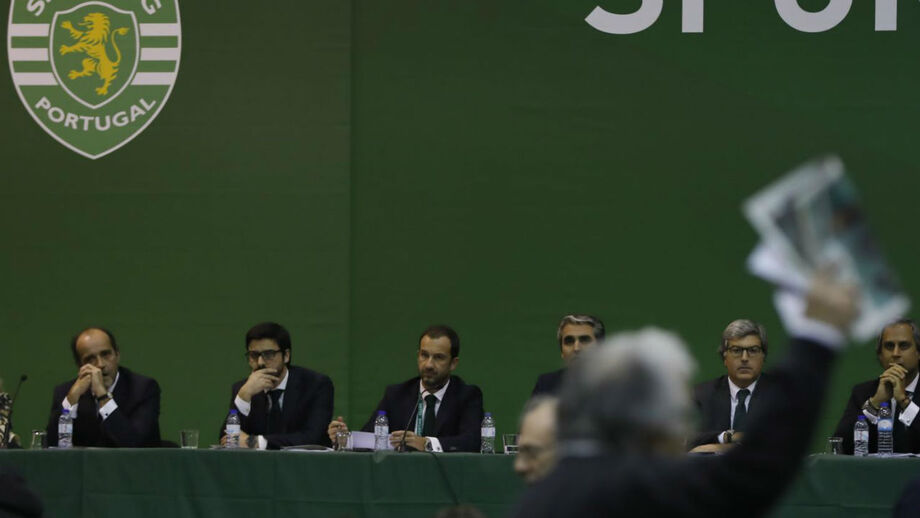 Sócios do Sporting decidem em AG manter Bruno de Carvalho suspenso