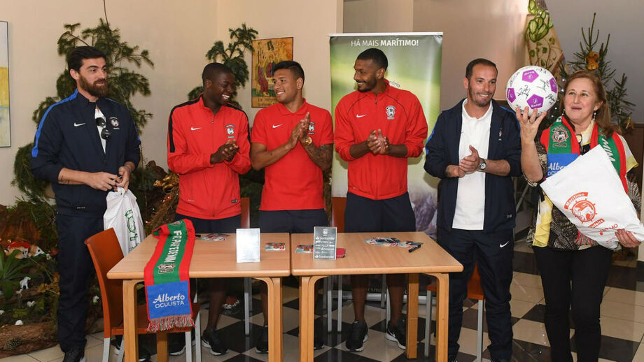 Petit e jogadores distribuíram prendas
