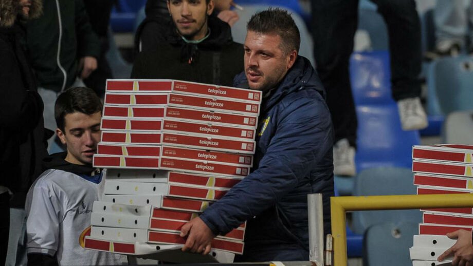 60 pizzas acalmaram adeptos do Famalicão em Coimbra