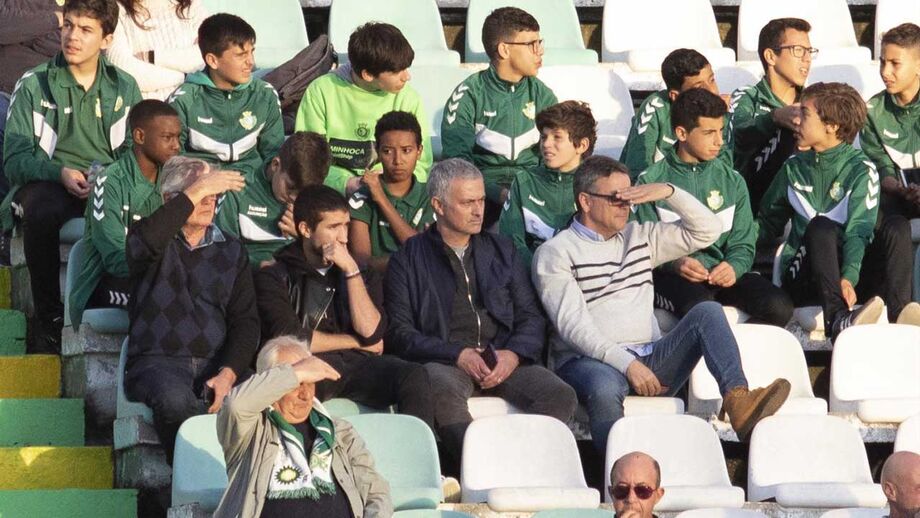 As imagens de José Mourinho no Bonfim a ver o V. Setúbal-Santa Clara