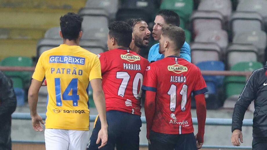 Segunda Liga a 'ferro e fogo': arbitragem irrita três clubes e até se fala em desistência