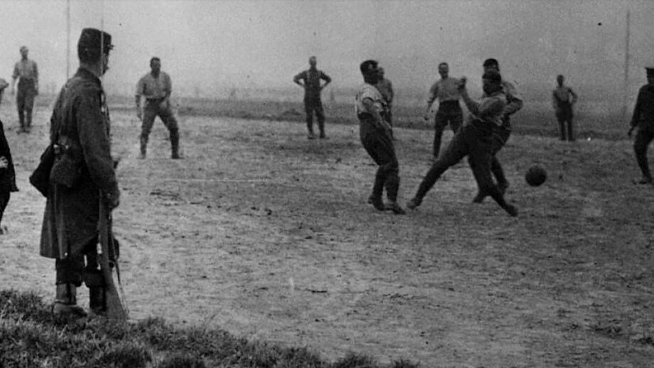 Soldados ingleses recreiam-se com a bola em Havre, na França, durante a guerra