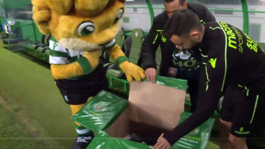 Plantel do Sporting oferece umas botas novas ao 'Jubas'